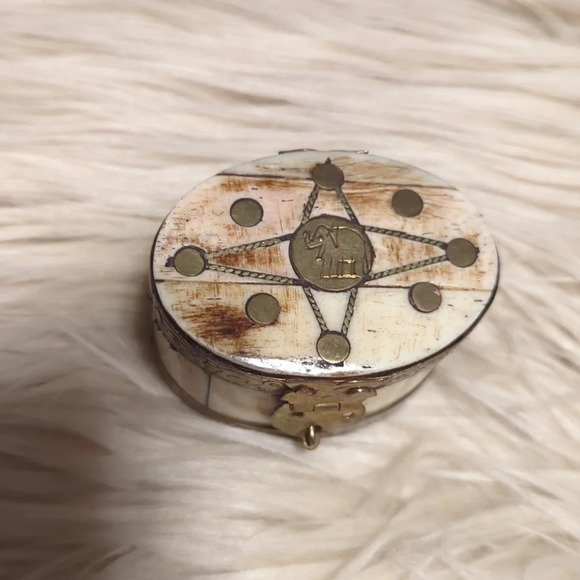 Old vintage camel bone trinket jewelry box with brass inlay - Picture 2 of 6